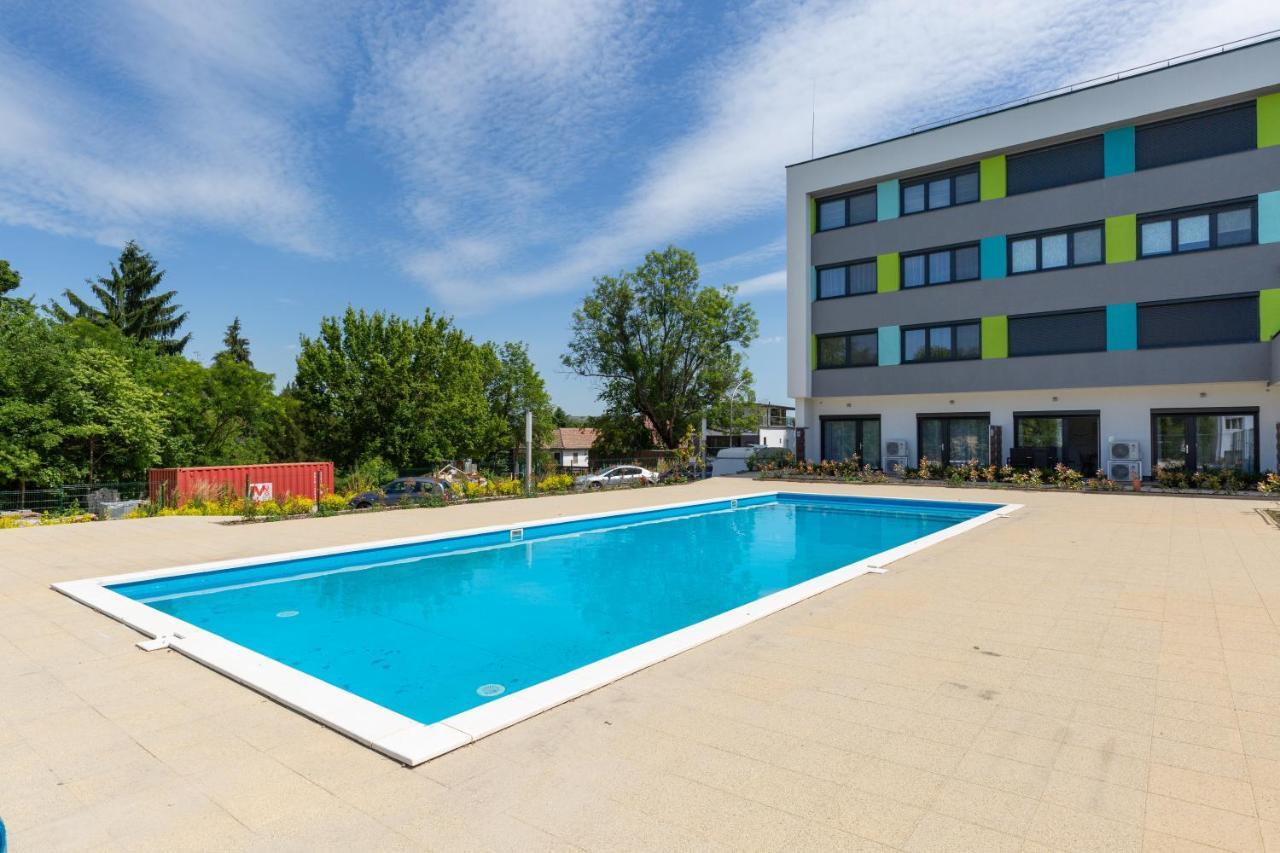 Balatonföldvár Pauzo Balatonアパートホテル エクステリア 写真